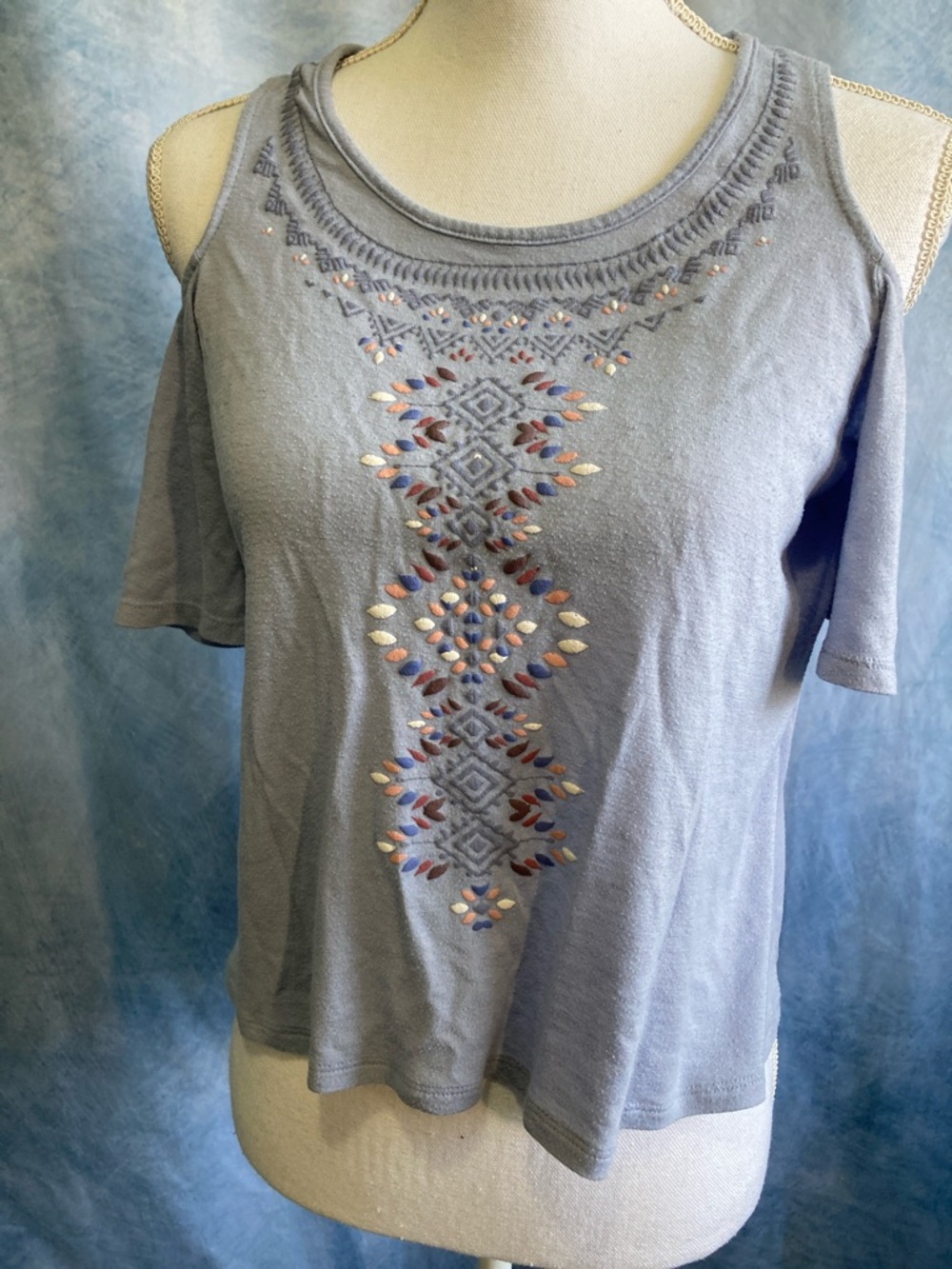 ☘️2for$25☘️Vintage Y2K Mudd Periwinkle Tribal Pattern Cold-Shoulder Tee Festival